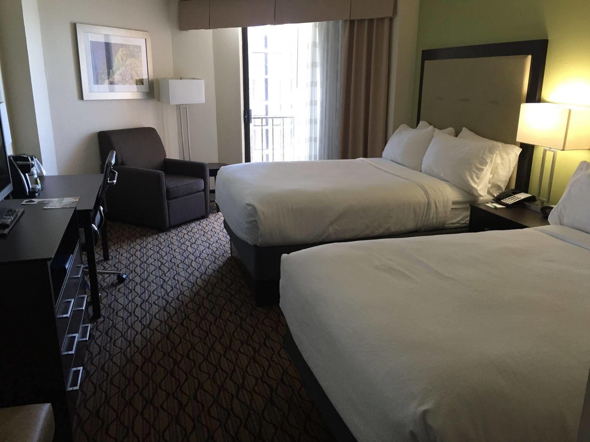Hotel Downtown Marina By Ihg