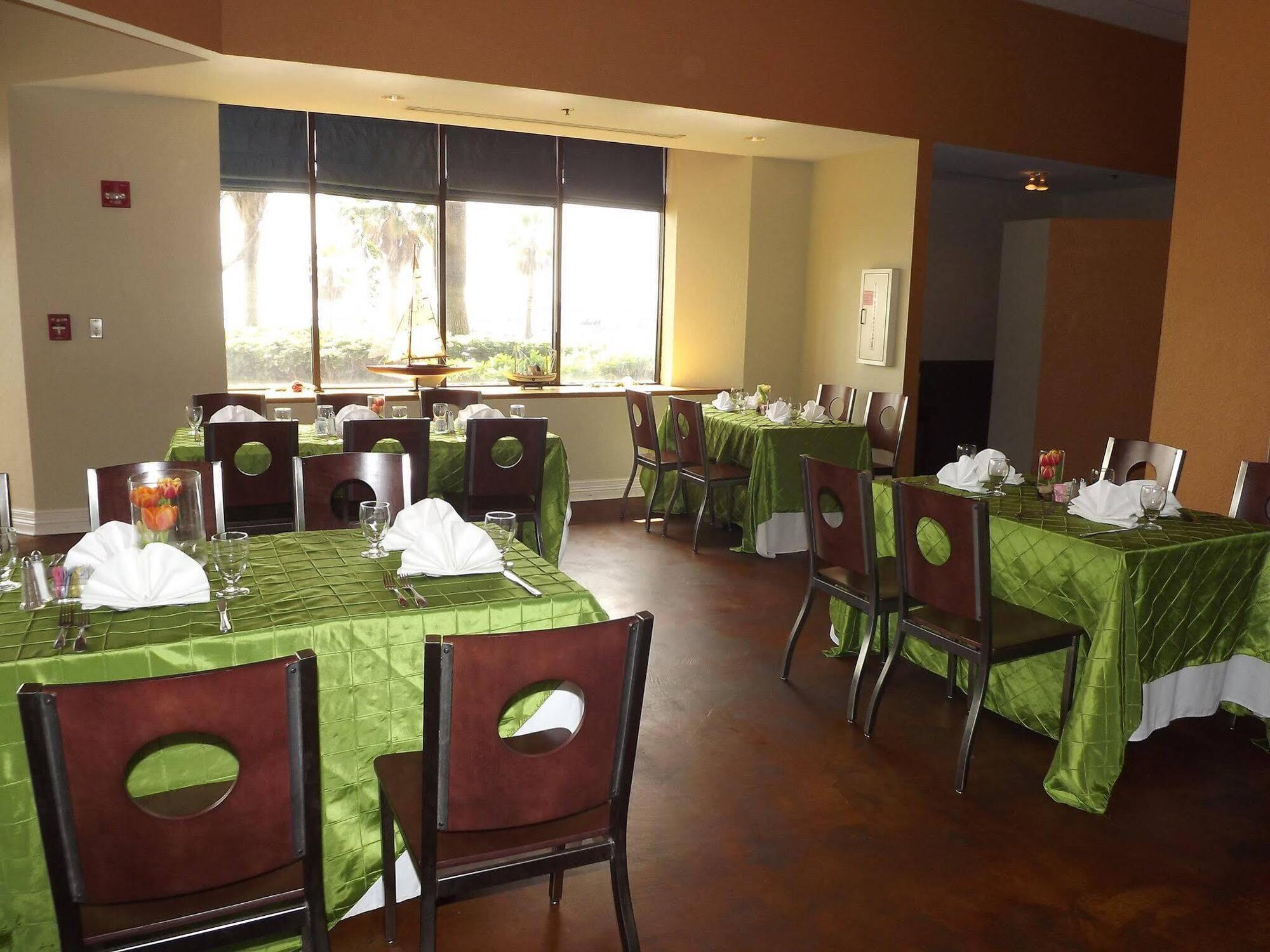 Hotel Downtown Marina By Ihg 3*